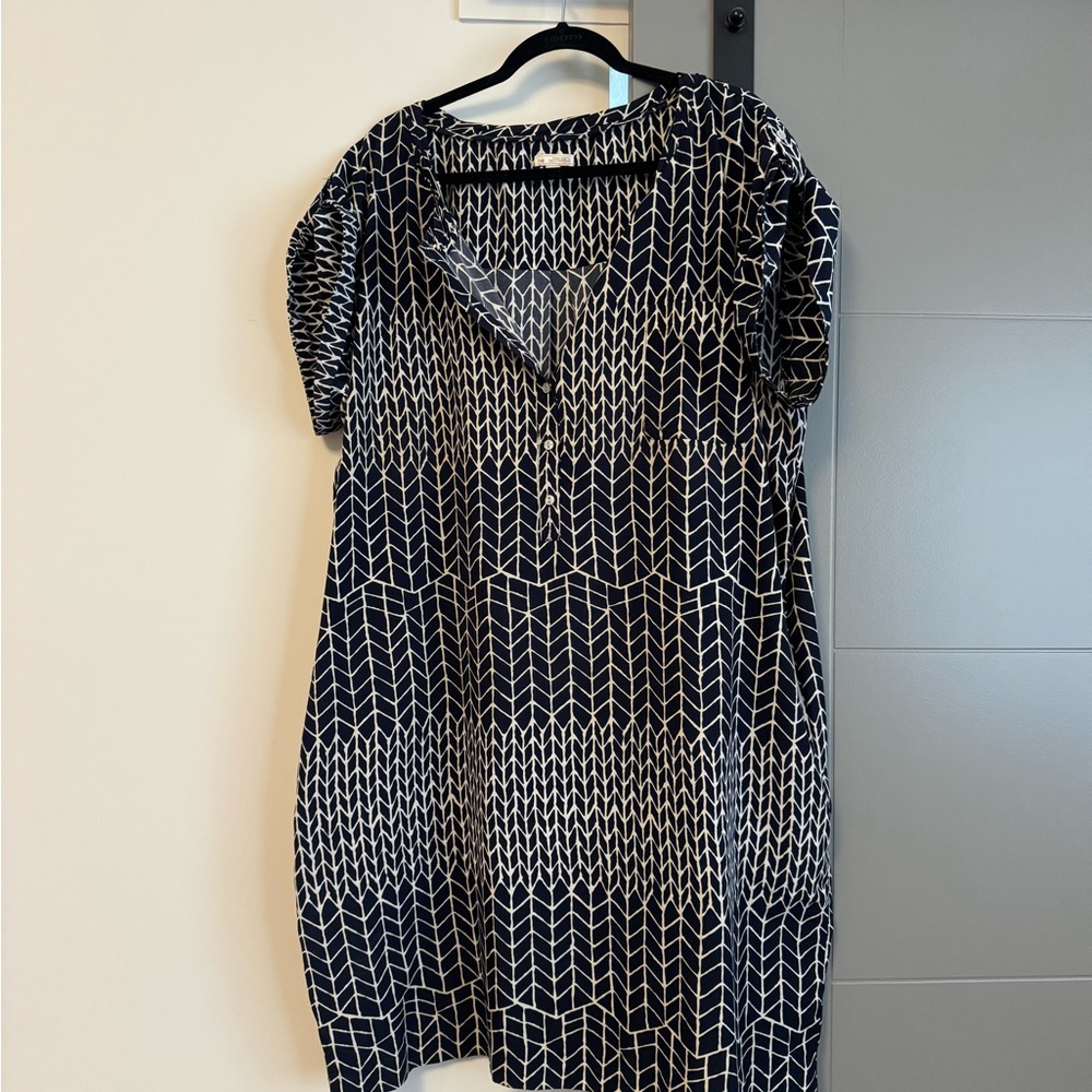GAP Navy and White Patterned Top